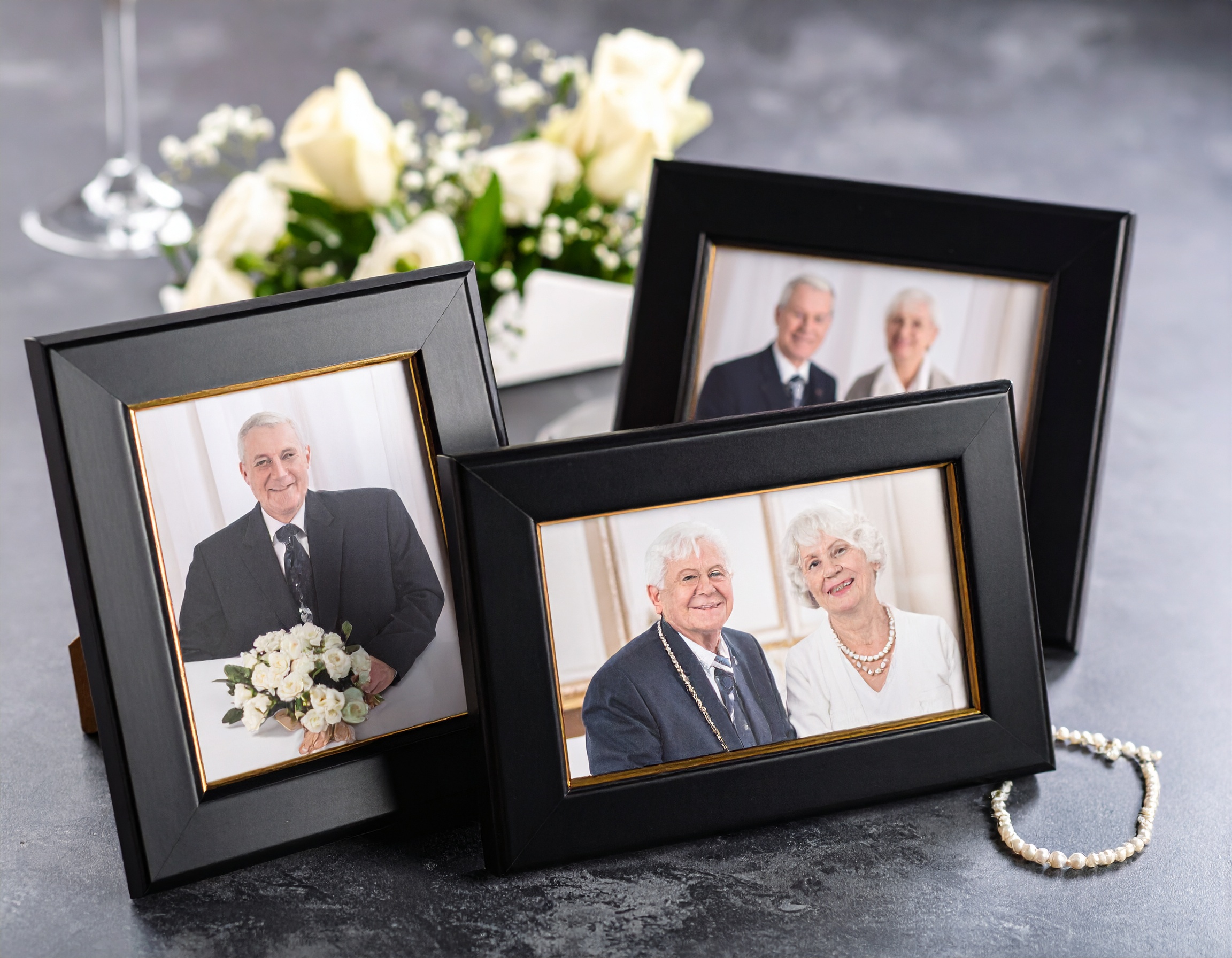 Firefly_Decorate a memorial frames to place your loved one’s photo of a grand parents in the 369216